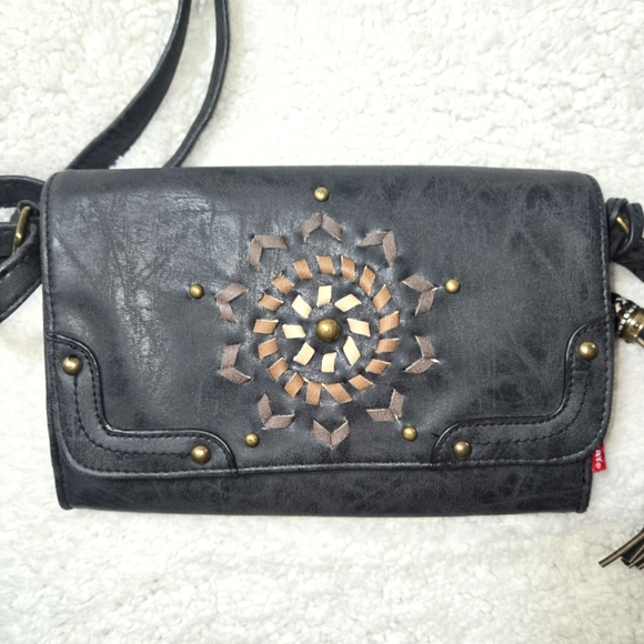 UNIONBAY Cross Body Bag Gray w/ Medallion & Tassels Mirror ID Pocket Cardholders - Picture 1 of 8